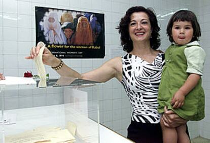Ana Noguera, con su hija, vota en la primarias socialistas de Valencia para elegir candidato a la alcaldía.