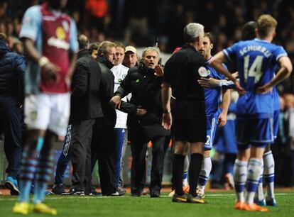 Mourinho protesta ante el Aston Villa.