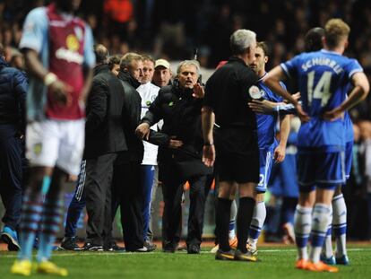 Mourinho protesta ante el Aston Villa.