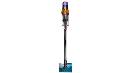 Este modelo de aspiradora escoba es de la marca Dyson y es un dispositivo muy liviano.