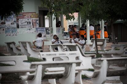 Alunos na praça central de Alagoinha do Piauí se reúnem antes das aulas.