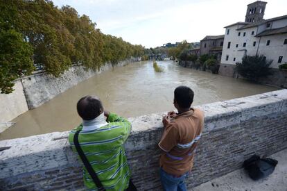 Turistas Observan el río Tíber a su paso por Roma.