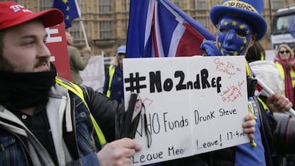 Manifestantes a favor y en contra del Brexit, frente al Parlamento británico en Londres, el pasado 19 de diciembre.