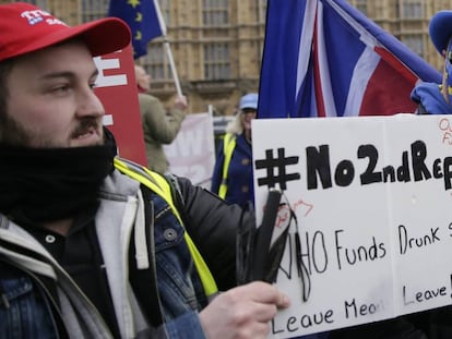 Manifestantes a favor y en contra del Brexit, frente al Parlamento británico en Londres, el pasado 19 de diciembre. 
