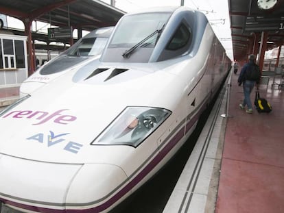 Tren AVE estacionado en la estacion de Chamartin, en Madrid.