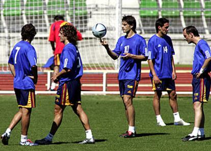 Raúl, Puyol, Morientes, Vicente y Etxeberria, en el equipo titular durante el entrenamiento de ayer en Las Rozas.