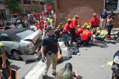 Um veículo se jogou contra um grupo de pessoas que andavam de mãos dadas nas ruas de Charlottesville, ferindo ao menos seis manifestantes.