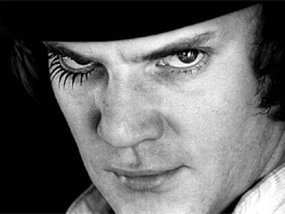 Malcolm McDowell, en <i>La naranja mecánica</i> (a la izquierda), de Stanley Kubrick