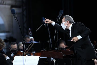 Josep Pons dirigiendo la Sinfónica del Liceo en Peralada.