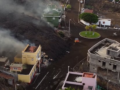 A tongue of lava approaches the Todoque neighborhood in La Palma following a volcanic eruption, which began on Sunday.