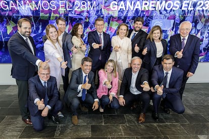 Foto de familia de los principales jefes autonómicos del PP junto a Alberto Núñez Feijóo y Cuca Gamarra, en la sede nacional del partido el 30 de mayo de 2023.