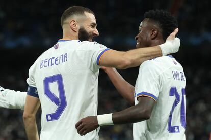 Benzema celebra con Vinicius Jr su segundo gol contra el Shakhtar.