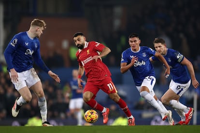 Mo Salah conduce el balón entre O'Brien, Alcaraz y Mykolenko, del Everton