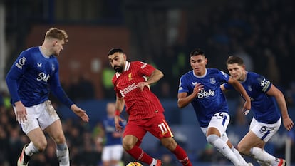 Mo Salah conduce el balón entre O'Brien, Alcaraz y Mykolenko, del Everton, este miércoles en Goodison Park.