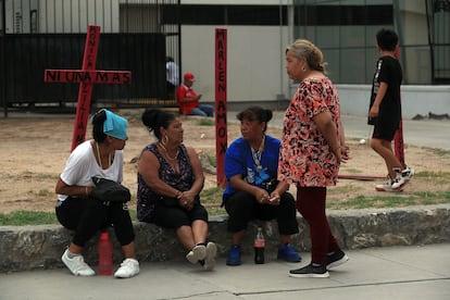 Familiares esperan información sobre los casos de cremación en la Fiscalía del estado de Chihuahua, Ciudad Juárez, el 1 de julio de 2025.