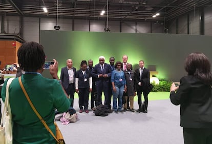 Una representación de Ghana se fotografía en las letras verdes de la COP25.