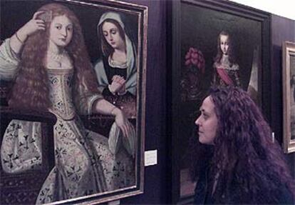 Una visitante contempla uno de los cuadros de la exposición en Sevilla.