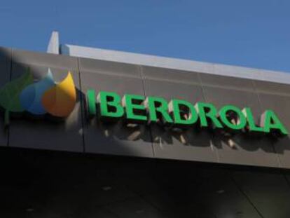 Iberdrola invierte 318 millones en su primera planta híbrida eólica y solar en el mundo