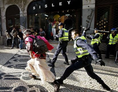 Policías golpean a los manifestantes durante la huelga general en Lisboa.