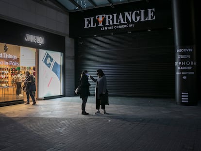 Una de las entradas del centro comercial El Triangle, en el centro de Barcelona, este viernes.