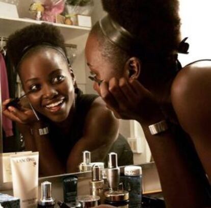 Lupita Nyong'o maquillándose.