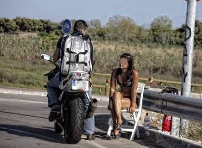 Un motorista conversa con una meretriz en la autovía de Castelldefels.