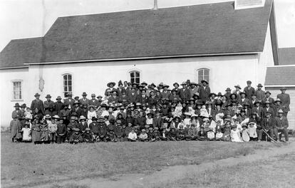 Uma imagem histórica da Província de Saskatchewan, possivelmente datada de 1910, mostra as crianças indígenas e funcionários do internato da igreja de Marieval. Localização de restos mortais em locais de internatos causa perplexidade no Canadá.