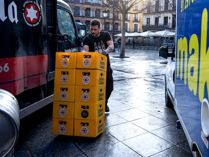 Un trabajador descarga cajas de bebidas en Toledo.