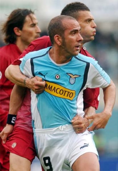 Paolo di Canio y Lucarelli se sujetan mutuamente en el Lazio-Livorno.