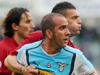 Paolo di Canio y Lucarelli se sujetan mutuamente en el Lazio-Livorno.