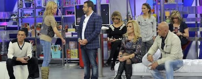 Jorge Javier Vázquez, en el centro, y los tertulianos que participan en  Sálvame, durante un momento del programa de Telecinco. 