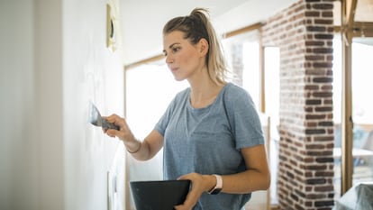 Artículo de EL PAÍS Escaparate en que se describe cómo quitar fácilmente el gotelé del interior de casa.