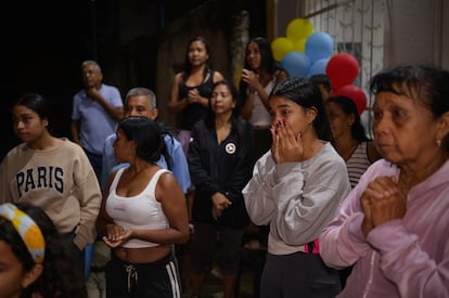 La familia Peñaloza reacciona al ver llegar a Ysqueibel.