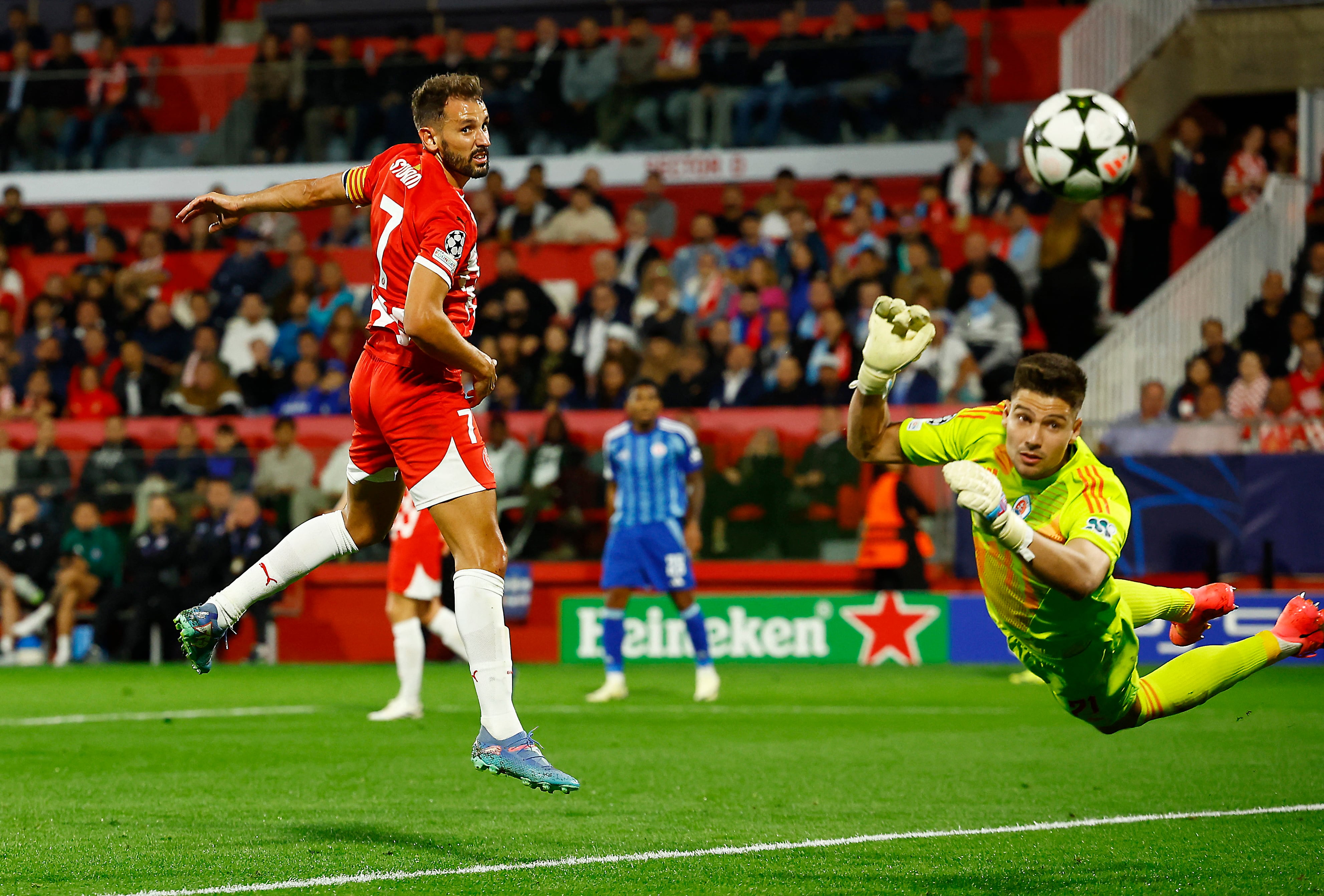 Danjuma retuerce al Slovan Bratislava y le da la primera victoria al Girona en Europa