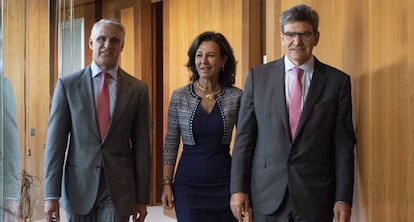 Andrea Orcel, a la izquierda, Ana Botín y José Antonio Álvarez, en una imagen de septiembre de 2018, cuando se anunció el fichaje del italiano.