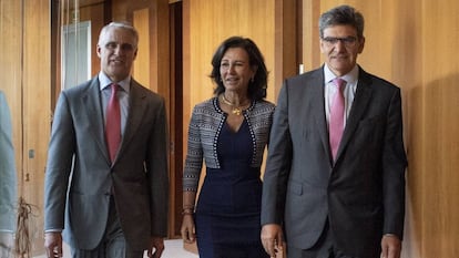 Andrea Orcel, a la izquierda, Ana Botín y José Antonio Álvarez, en una imagen de septiembre de 2018, cuando se anunció el fichaje del italiano.