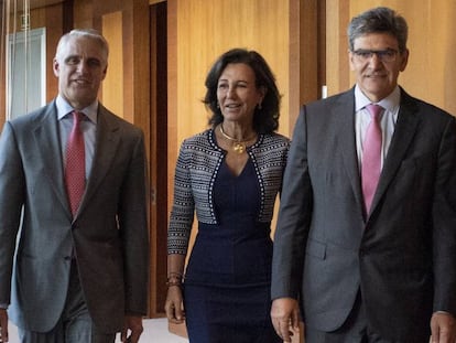 Andrea Orcel, a la izquierda, Ana Botín y José Antonio Álvarez, en una imagen de septiembre de 2018, cuando se anunció el fichaje del italiano.