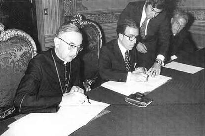 El ministro de Exteriores Marcelino Oreja, en la firma del acuerdo con el cardenal Jean Villot en 1979.