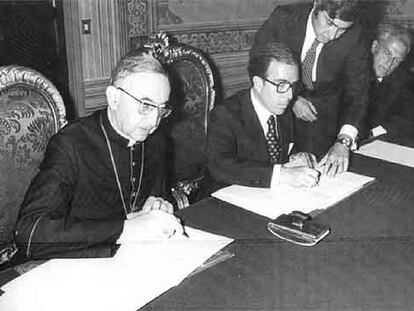 El ministro de Exteriores Marcelino Oreja, en la firma del acuerdo con el cardenal Jean Villot en 1979.