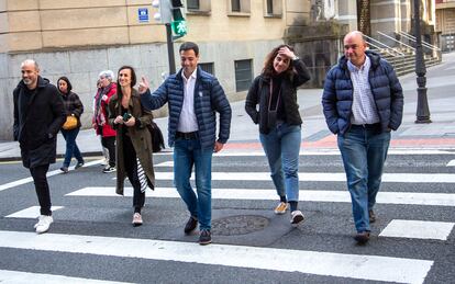 El candidato del PNV, Imanol Pradales, llega a Sabin Etxea, sede central del PNV, tras el cierre de los colegios electorales.
