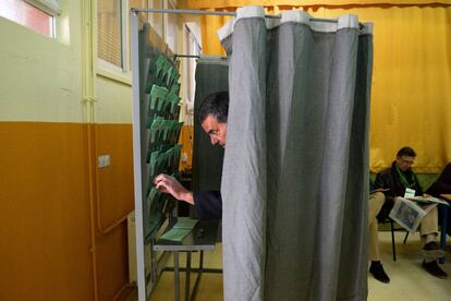 Un votante prepara su voto en un colegio electoral de Sevilla.