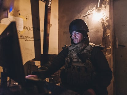 Un soldado ucranio consulta su ordenador en Marinka, a las afueras de Donetsk.