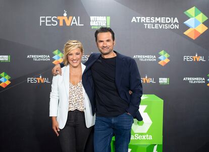 Cristina Pardo e Iñaki López, durante la presentación de las novedades de 'Más vale tarde'.