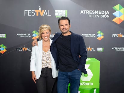 Cristina Pardo e Iñaki López, durante la presentación de las novedades de 'Más vale tarde'.