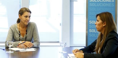 La secretaria general del PP, Dolores de Cospedal, con la l&iacute;der del PP catal&aacute;n, Alicia S&aacute;nchez Camacho, en la reuni&oacute;n de la direcci&oacute;n del partido en Madrid. 