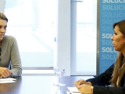 La secretaria general del PP, Dolores de Cospedal, con la líder del PP catalán, Alicia Sánchez Camacho, en la reunión de la dirección del partido en Madrid.