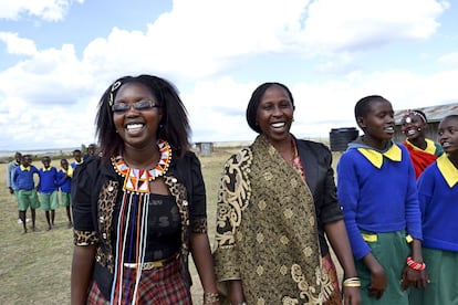 Algunas de las profesoras de la escuela se unen a los alumnos para apoyar su lucha contra la MGF y  la educación de las niñas.