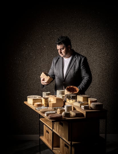 Adrián de Marcos, con la mesa de quesos que sirve en Magoga, en Cartagena (Murcia).