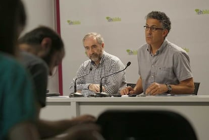 Los diputados de Amaiur, Rafael Larreina y Xabier Mikel Errekondo, durante la rueda de prensa.