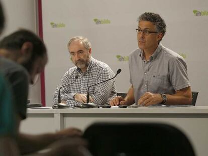 Los diputados de Amaiur, Rafael Larreina y Xabier Mikel Errekondo, durante la rueda de prensa.